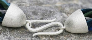 Endkappe,Durchmesser ca. 12 mm,mit Loch und Öse,925er Sterling Silber,gebürstet,Artikelnummer 3481 (Anwendungsbeispiel).