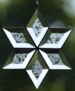 Fensterbild " Stern ",Tiffany-Glaskunst,klares Facettenglas mit Eisblumenmuster,Durchmesser ca. 15 cm,Art.Nr. 30102E,für Sie in unserer eigenen Werkstatt gefertigt.Carmen Harusta,Glasinsel ®,Göttingen,Deutschland.