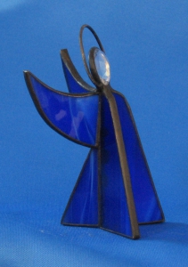 Standing angel,stained glass,dark blue,opalescent,with faceted glass stone,clear,height ca. 9,5 cm,item number 30039B,manufactured in our own atelier.Carmen Harusta,Glasinsel ®,Goettingen,Germeny (side view).