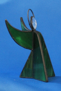 Standing angel,stained glass,dark green,opalescent,with faceted glass stone,clear,height ca. 9,5 cm,item number 30039E,manufactured in our own atelier.Carmen Harusta,Glasinsel ®,Goettingen,Germeny (side view).