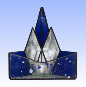 Tea light holder,stained glass,tiffany technique,blue,white,with diamond bevels,height ca. 14,5 cm,manufactured in our own atelier,item number 10028-B.Carmen Harusta,Glasinsel ®,Goettingen,Germany.