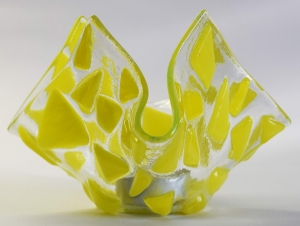 Glas-Windlicht für Teelicht,gelb auf klar,Höhe ca. 10 cm,Durchmesser ca. 15 cm,gefertigt in unserem eigenen Atelier,Art.Nr. FW16.Carmen Harusta,Glasinsel ®,Göttingen,Deutschland. (Abb. 2).