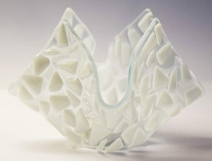 Glas-Windlicht für Teelicht,weiss auf klar,Höhe ca. 10 cm,Durchmesser ca. 15 cm,gefertigt in unserem eigenen Atelier,Art.Nr. FW2.Carmen Harusta,Glasinsel ®,Göttingen,Deutschland. (Abb. 2).