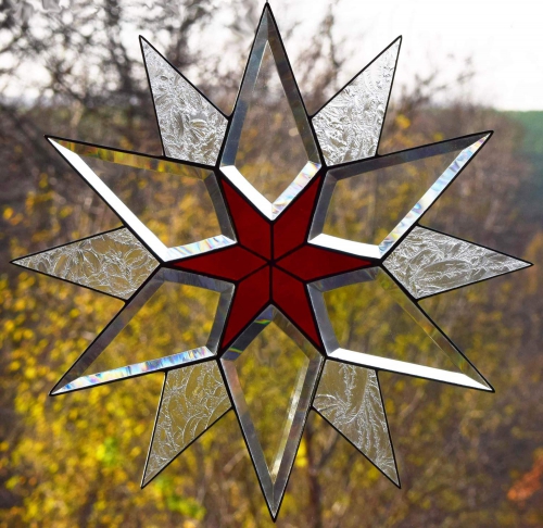 Fensterbild " Stern ",Tiffany-Glaskunst,klares Facettenglas,klares Eisblumenglas,rotes transparentes Glas,Durchmesser ca. 34 cm,Art.Nr. 30107,gefertigt in unserer eigenen Werkstatt.Carmen Harusta,Glasinsel ®,Göttingen,Deutschland.