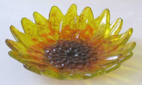 Glass bowl " Sunflower ",yellow,dark yellow,light amber,amber,dark amber,brown,diameter ca. 20 cm,height ca. 4,5 cm,item number 120029,manufactured in our own studio in Goettingen,Germany.