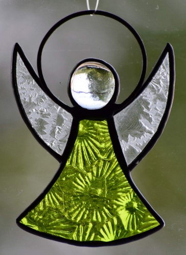 Schutzengel,Tiffany-Glaskunst;Kleid: Blümchenstruktur,grün,halbtransparent;Flügel: Eisblumenglas,klar;Kopf: Glasnugget,klar,Grösse ca. 7 x 5 cm,gefertigt in unserer eigenen Werkstatt,Artikelnummer 30060D.Carmen Harusta,Glasinsel ®,Göttingen,Deutschland.