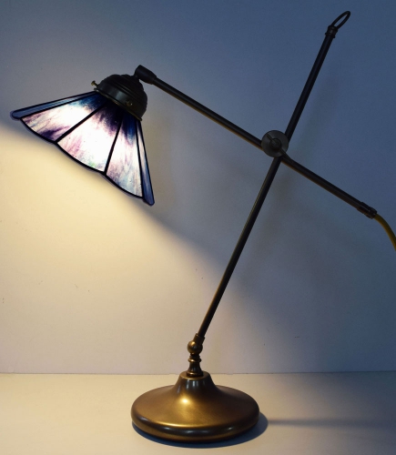 Schwenkbare und höhenverstellbare Tischleuchte,Tiffany-Glaskunst,blau,türkis,violett,hellblau,Schirmdurchmesser ca. 20 cm,Artikelnummer 2068-C,an.