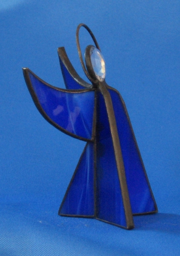 Standing angel,stained glass,dark blue,opalescent,with faceted glass stone,clear,height ca. 9,5 cm,item number 30039B,manufactured in our own atelier.Carmen Harusta,Glasinsel ®,Goettingen,Germeny (side view).
