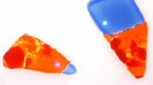Wall lamp " Splitter ",glass fusing,white,blue,red,ca. 25 x 25 x 9,5 cm,item number 130004,manufactured in our own atelier.Carmen Harusta,Glasinsel ®,Goettingen,Germany.(details view)