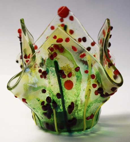 Glas-Windlicht für Teelicht,grün,rot,orange und gelb auf klar,Höhe ca. 10 cm,Durchmesser ca. 15 cm,gefertigt in unserem eigenen Atelier,Art.Nr. FW1.Carmen Harusta,Glasinsel ®,Göttingen,Deutschland. (Abb. 1).