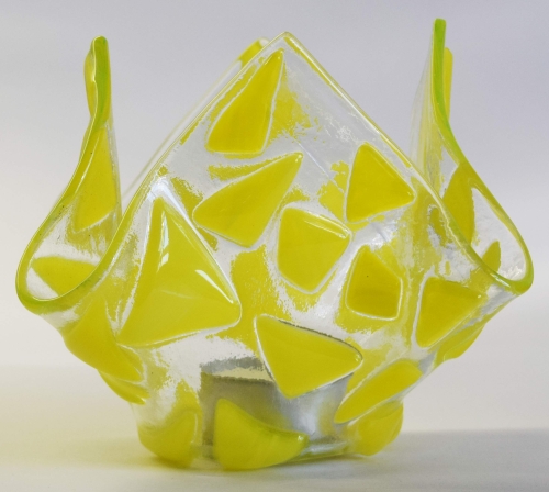 Glas-Windlicht für Teelicht,gelb auf klar,Höhe ca. 10 cm,Durchmesser ca. 15 cm,gefertigt in unserem eigenen Atelier,Art.Nr. FW16.Carmen Harusta,Glasinsel ®,Göttingen,Deutschland. (Abb. 1).