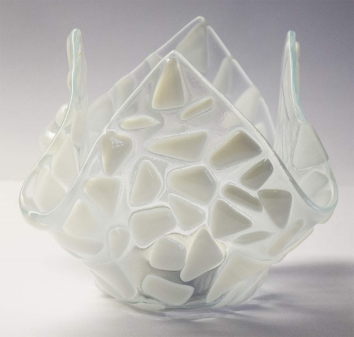 Glas-Windlicht für Teelicht,weiss auf klar,Höhe ca. 10 cm,Durchmesser ca. 15 cm,gefertigt in unserem eigenen Atelier,Art.Nr. FW2.Carmen Harusta,Glasinsel ®,Göttingen,Deutschland. (Abb. 1).