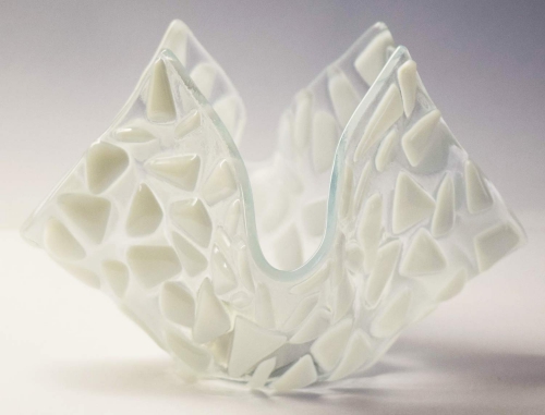 Glas-Windlicht für Teelicht,weiss auf klar,Höhe ca. 10 cm,Durchmesser ca. 15 cm,gefertigt in unserem eigenen Atelier,Art.Nr. FW2.Carmen Harusta,Glasinsel ®,Göttingen,Deutschland. (Abb. 2).