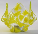 Glas-Windlicht für Teelicht,gelb auf klar,Höhe ca. 10 cm,Durchmesser ca. 15 cm,gefertigt in unserem eigenen Atelier,Art.Nr. FW16.Carmen Harusta,Glasinsel ®,Göttingen,Deutschland. (Abb. 1).