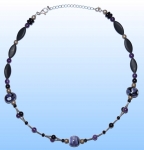 Collier mit Glasperlen,Unikat," Schwarz und Lila ",Länge 45 - 51 cm